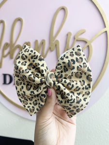 Leopard bow/ Piggies